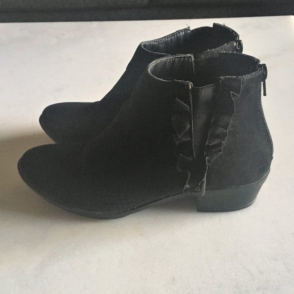 JustFab black chelsea ankle boots / booties ruffle - Picture 3 of 10